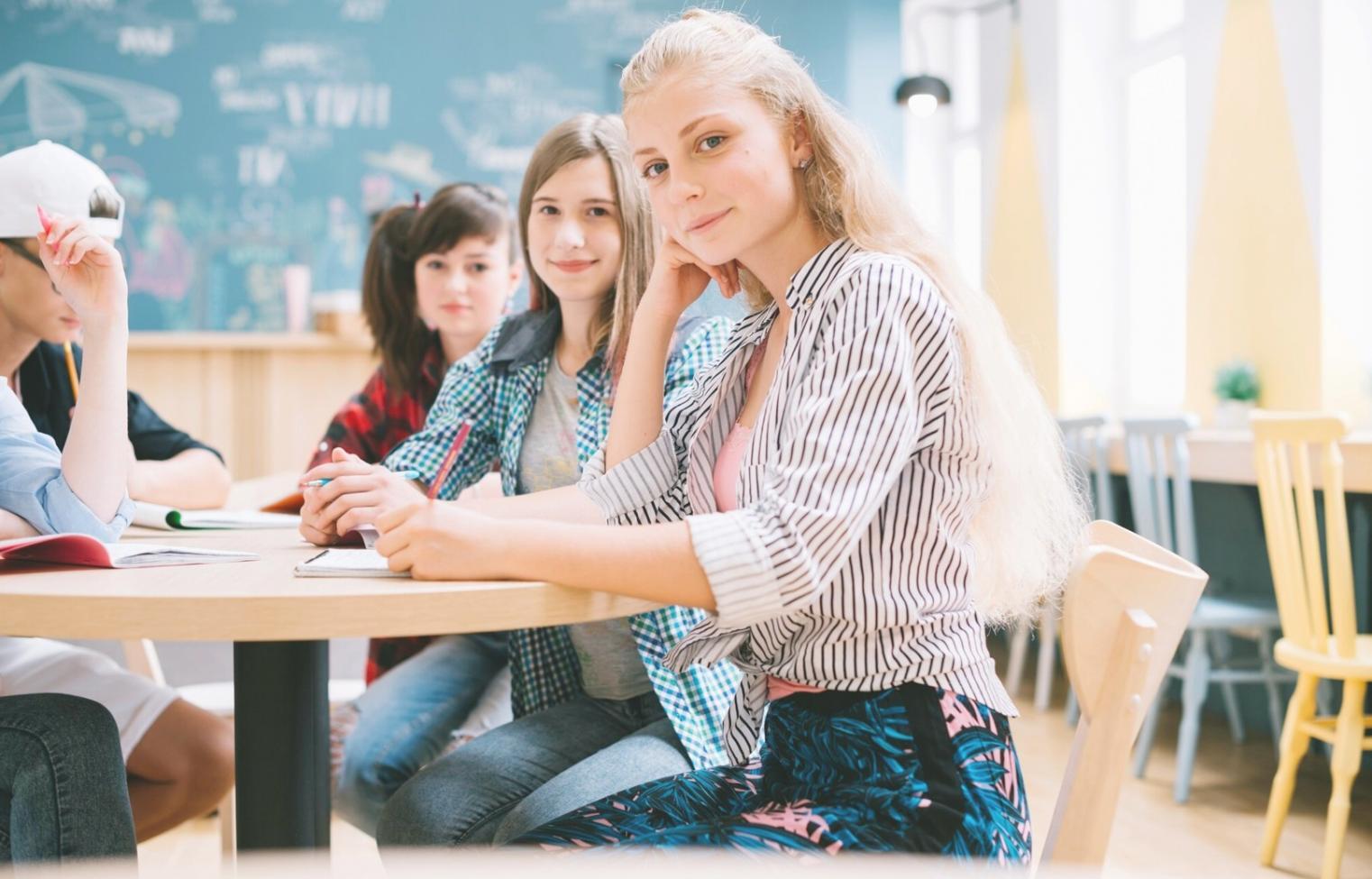 Persona revisando documentos financieros en escritorio