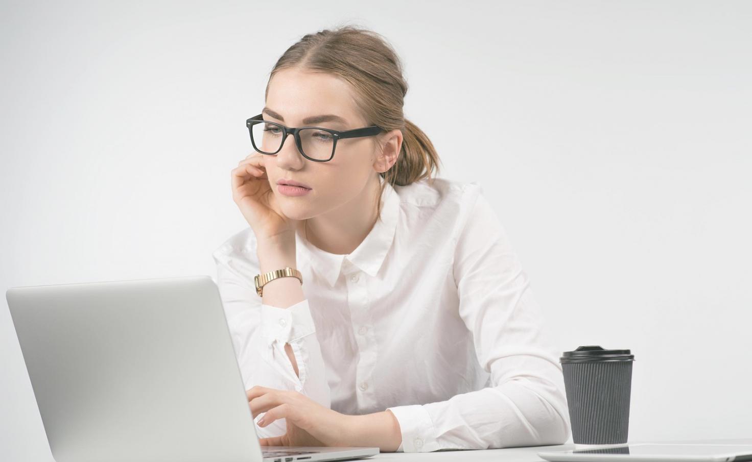 Profesional trabajando en estrategias de presupuesto