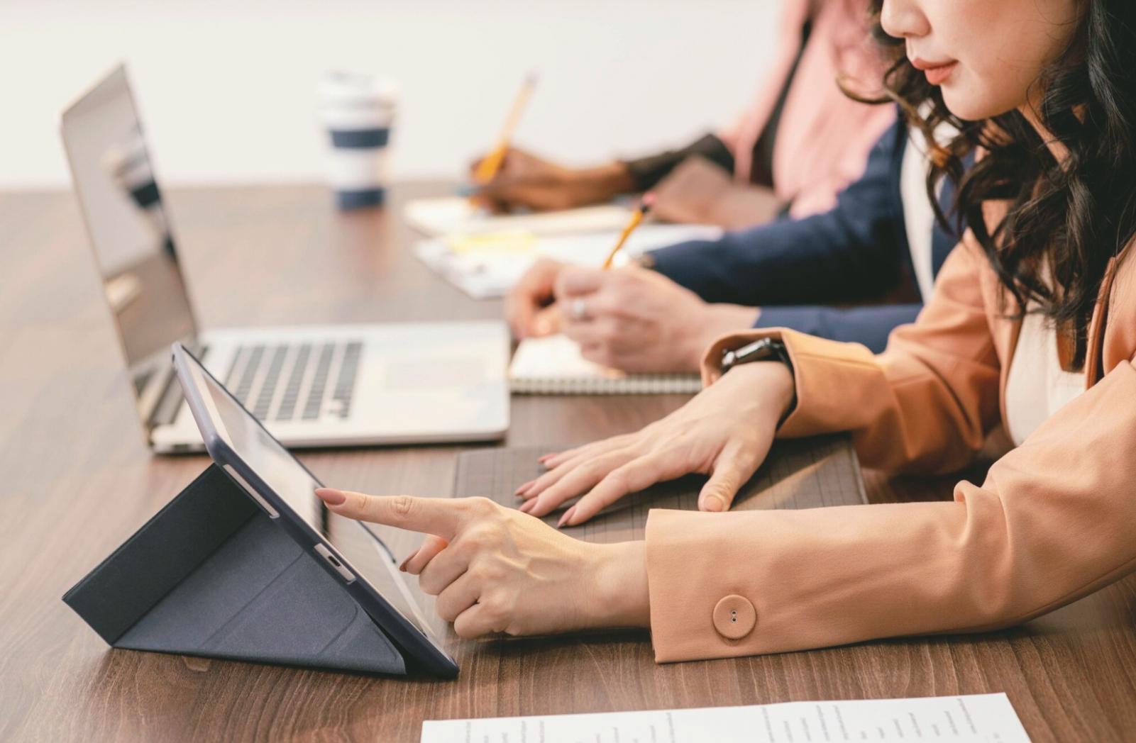 Oficina moderna con equipo trabajando en estrategias financieras